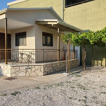 Backyard Apartment Kalligoni Exterior photo