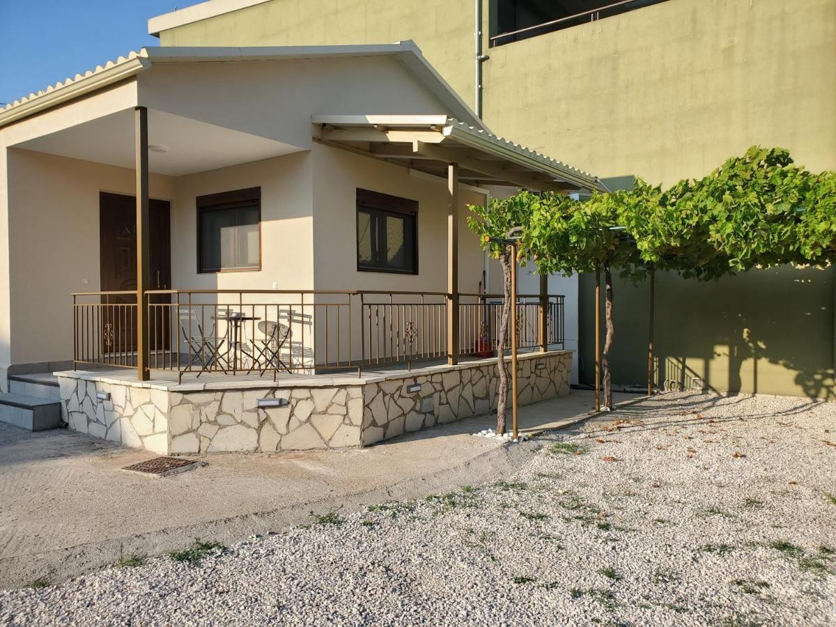 Backyard Apartment Kalligoni Exterior photo